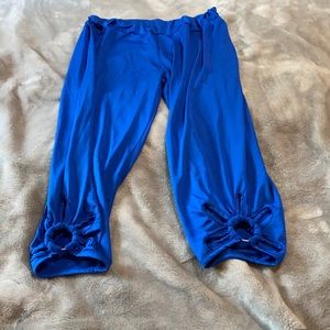 Capri Leggings with cute ring on side